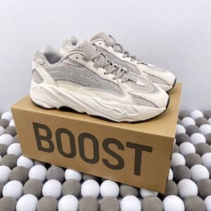 Yeezy 700 Series - Image 5
